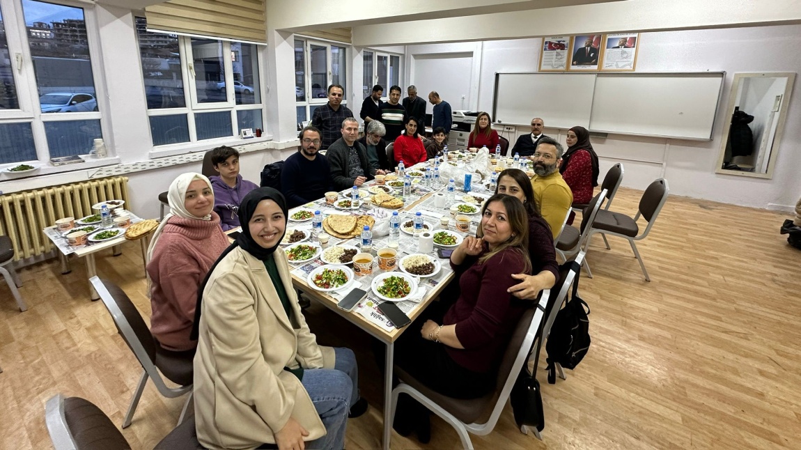 Okulumuzda öğretmenlerimiz ile birlikte iftar programı gerçekleştirildi